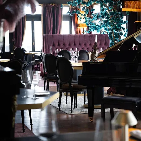 Chateau De Maubreuil Отель