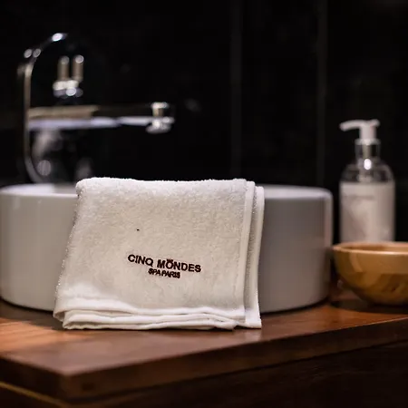 Отель Chateau De Maubreuil